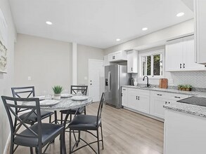 12 Saint James Ave, Unit 1 in Holyoke, MA - Building Photo - Building Photo