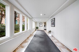 120 S Palm Dr in Beverly Hills, CA - Foto de edificio - Building Photo