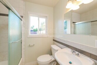 365 W 12th St in Pittsburg, CA - Foto de edificio - Building Photo