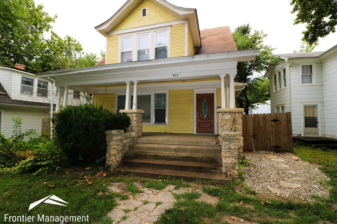 907 Osage St in Manhattan, KS - Building Photo