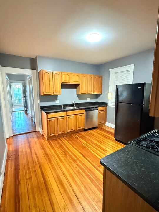381 Centre St in Boston, MA - Building Photo