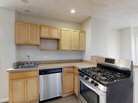 329 Paris St in Boston, MA - Building Photo