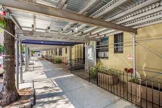 21-33 W 96th St in New York, NY - Building Photo - Building Photo