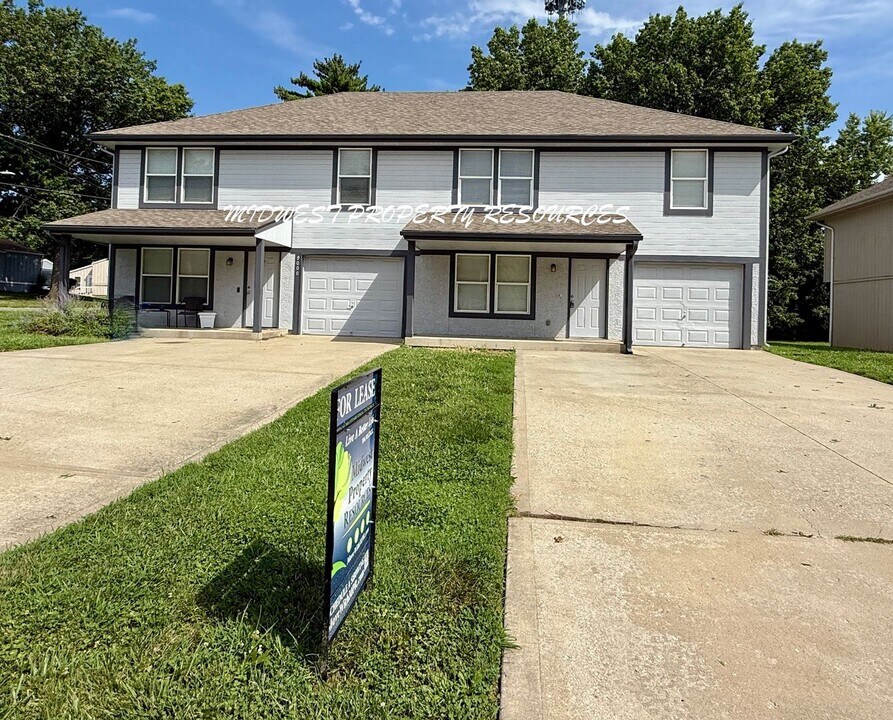 9002 E 85 St in Raytown, MO - Building Photo