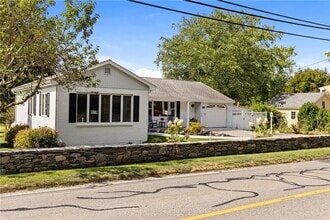 331 3rd Beach Rd in Middletown, RI - Building Photo - Building Photo