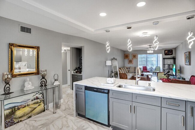 130 NE 26th Ave in Boynton Beach, FL - Foto de edificio - Building Photo