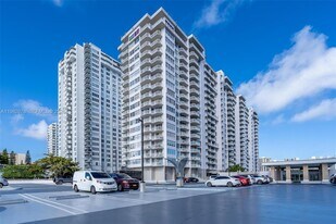 18071 Biscayne Blvd in Aventura, FL - Building Photo