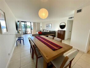 10101 E Bay Harbor Dr in Bay Harbor Islands, FL - Foto de edificio - Building Photo