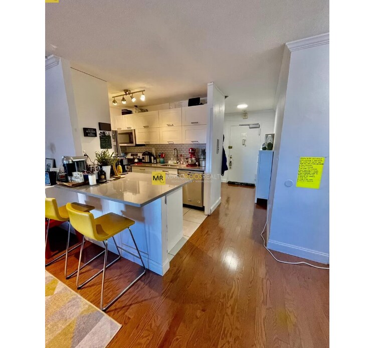 9 Hawthorne Pl, Unit 6C in Boston, MA - Building Photo