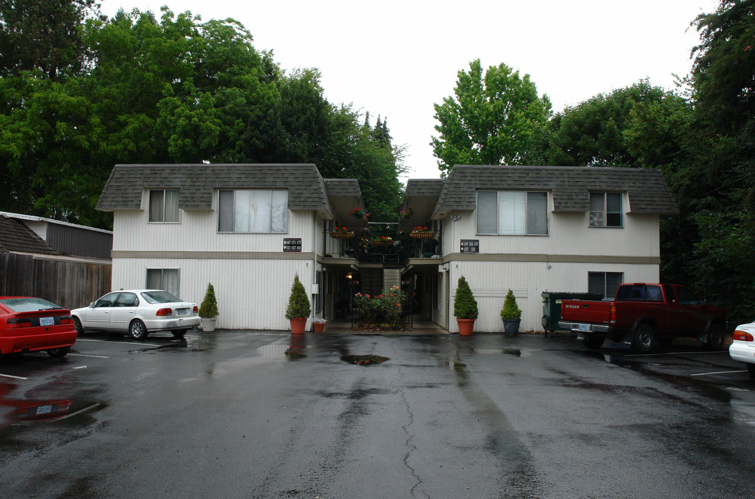 River Crest Apartments in Salem, OR - Building Photo