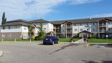 Lonsdale Court in Red Deer, AB - Building Photo - Building Photo