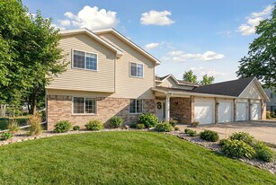 129 S Curtis St in Lake Geneva, WI - Building Photo