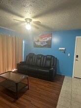 8602 Champlain Ct in Tampa, FL - Foto de edificio - Building Photo
