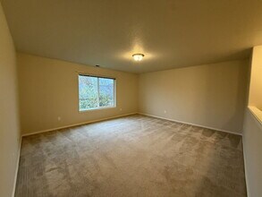 1182 Throne Dr in Eugene, OR - Building Photo - Building Photo