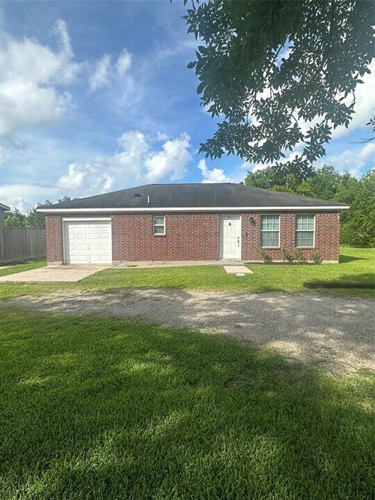 1915 Avenue D in Dickinson, TX - Building Photo
