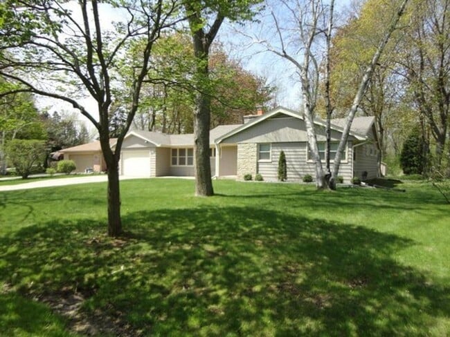 7419 N Boyd Way in Fox Point, WI - Building Photo - Building Photo