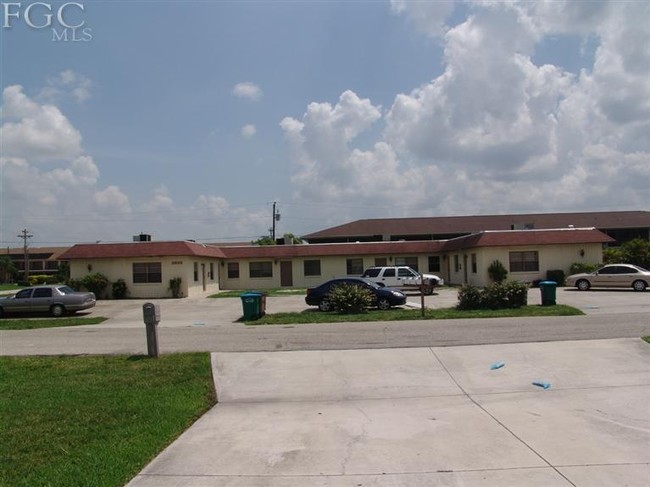 3805 SE 11th Ave in Cape Coral, FL - Foto de edificio - Building Photo