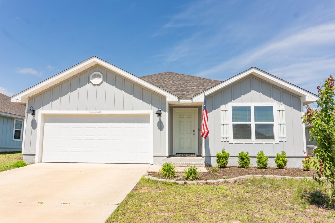 206 Laurel Hl St in Crestview, FL - Building Photo