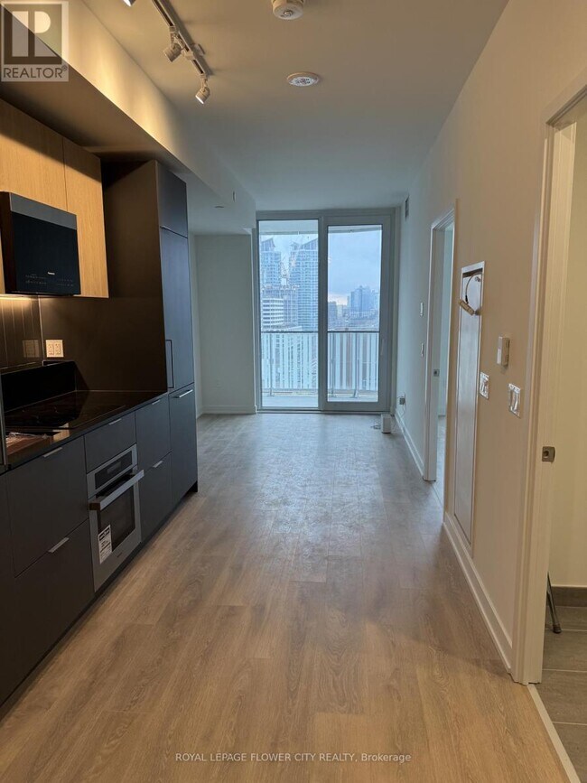 1 Fairview Rd E in Mississauga, ON - Building Photo - Building Photo