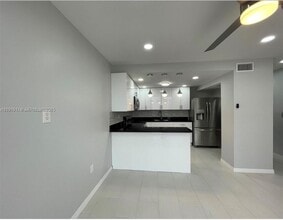 3865 W 9th Ave in Hialeah, FL - Foto de edificio - Building Photo