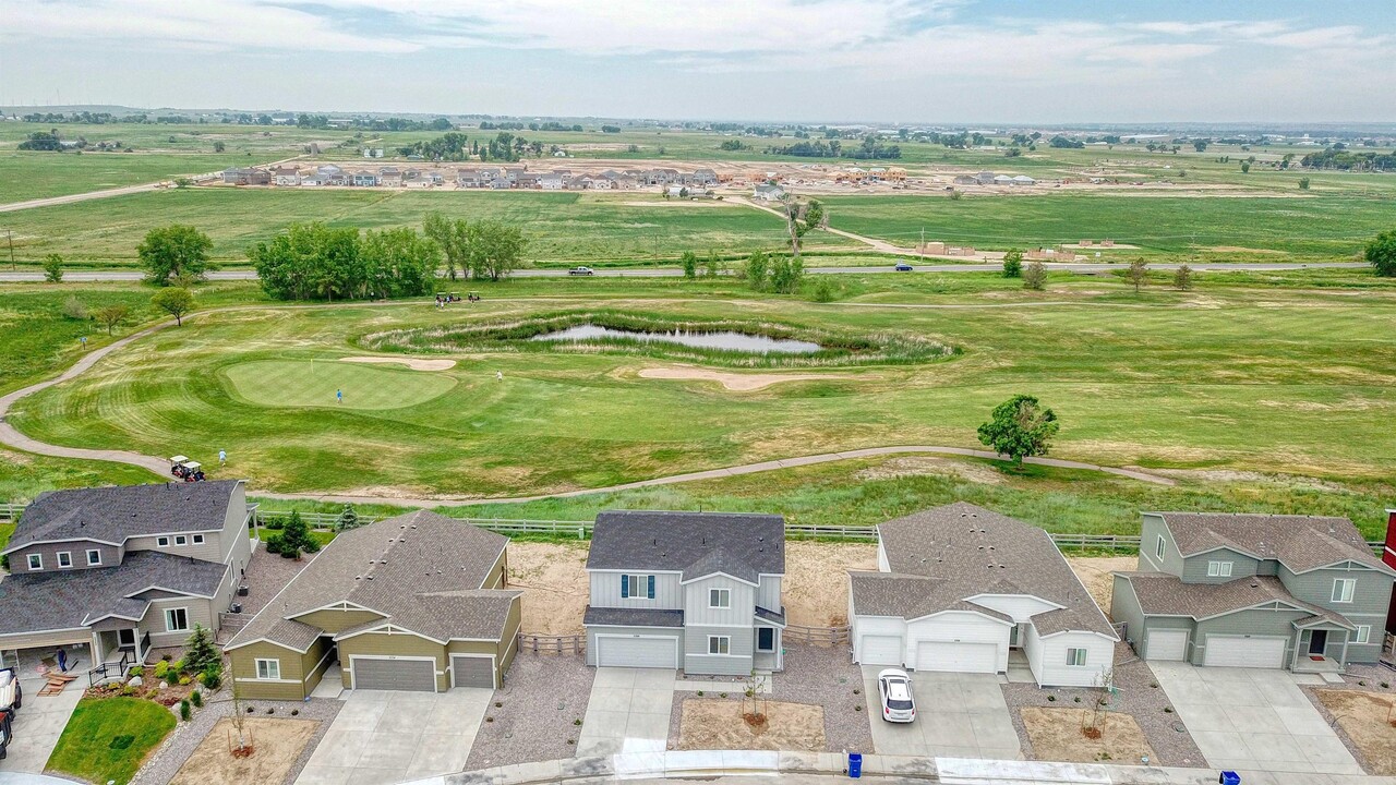 2326 Coyote Creek Dr in Fort Lupton, CO - Foto de edificio