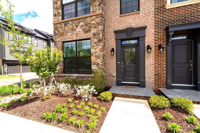 12544 Ovation Dr in Fairfax, VA - Foto de edificio - Building Photo
