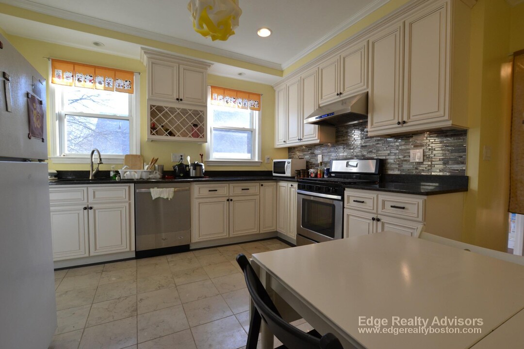28 Palmer St, Unit 1 in Waltham, MA - Building Photo