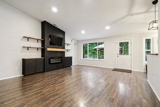 24262 197th Ave SE in Maple Valley, WA - Foto de edificio - Building Photo