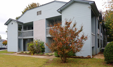 Summer Tree in Huntsville, AL - Foto de edificio - Building Photo