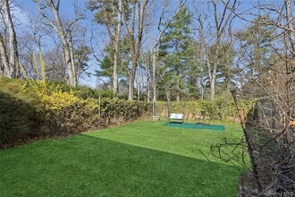 208 Wheatley Rd in Old Westbury, NY - Building Photo - Building Photo