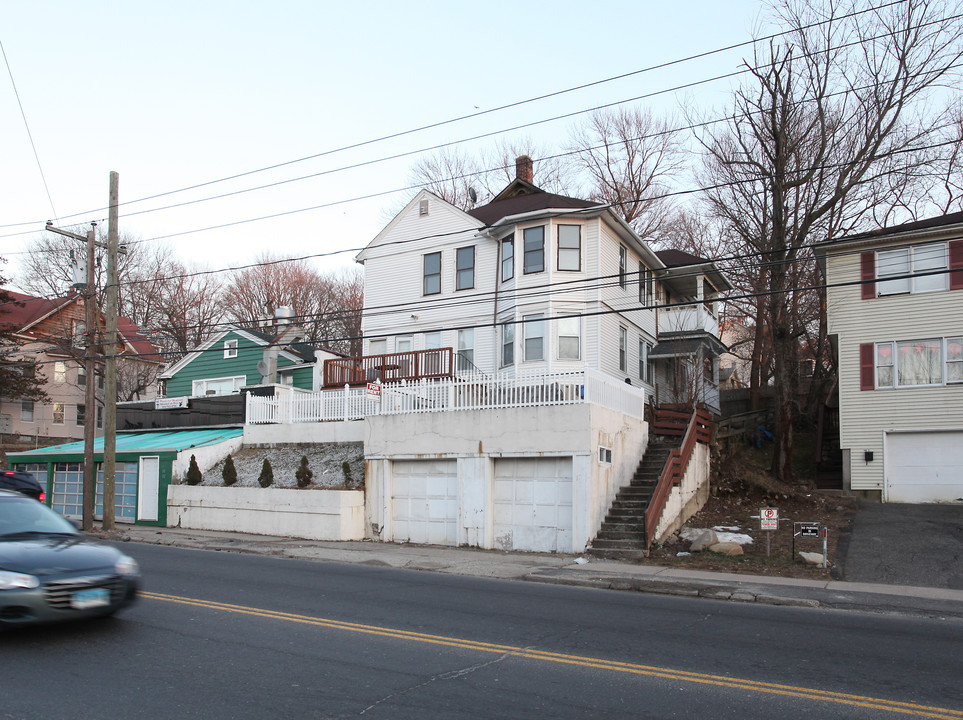 108 Meriden Rd in Waterbury, CT - Building Photo