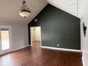 131 E Piedmont Dr in Vine Grove, KY - Building Photo - Building Photo