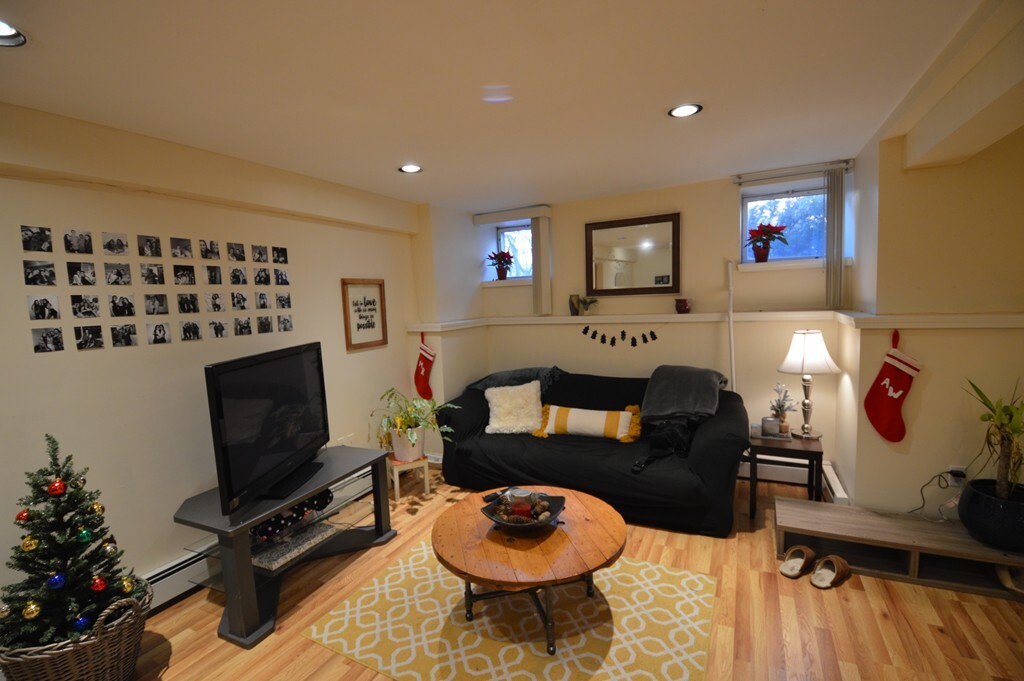 94 Pleasant St, Unit 1 in Brookline, MA - Foto de edificio