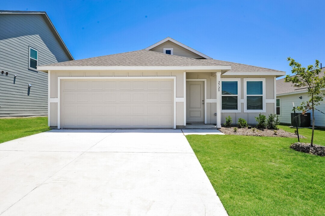 10136 Dalgreen Cir in Fort Worth, TX - Building Photo