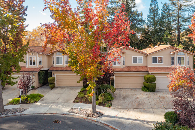 300 Northumberland Ave in Redwood City, CA - Foto de edificio - Primary Photo