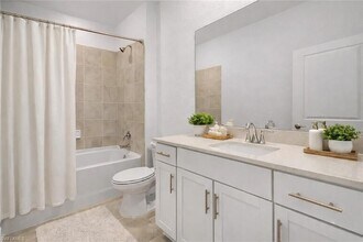 19394 Hinkley Dr in Estero, FL - Foto de edificio - Building Photo