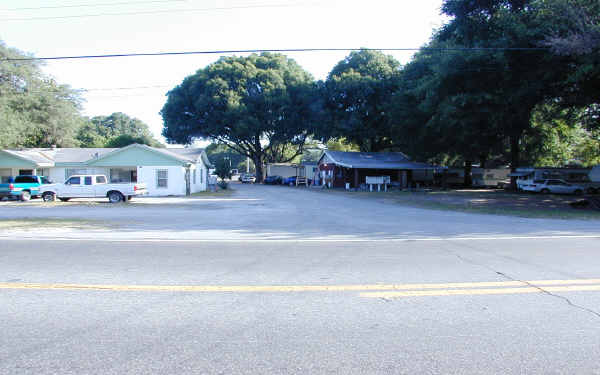 Pilgrim Hathcock Village in Plant City, FL - Building Photo