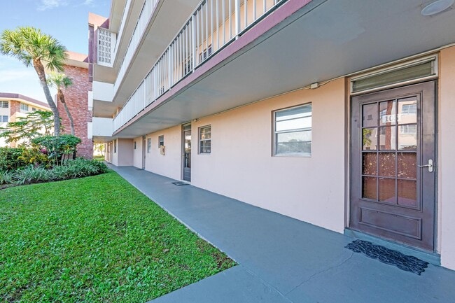 2800 NW 47th Terrace in Lauderdale Lakes, FL - Building Photo - Building Photo