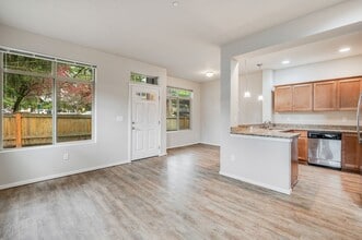 Pinnacle Townhomes in Lynnwood, WA - Building Photo - Building Photo