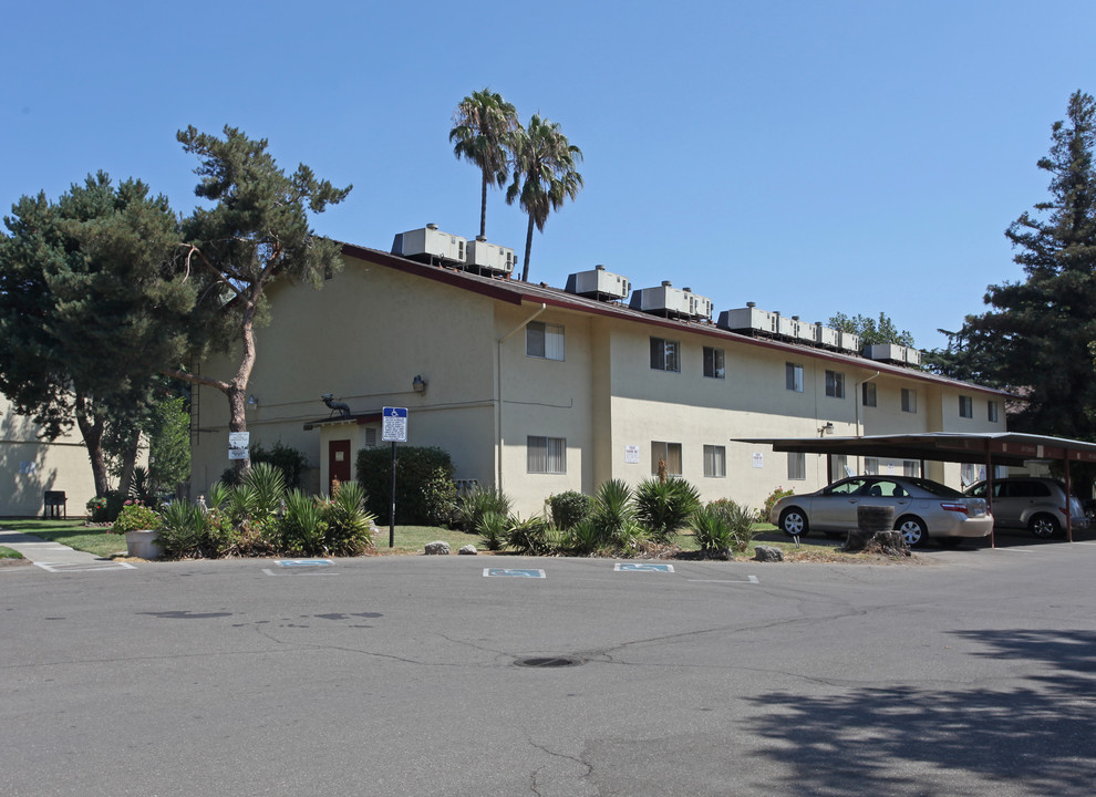 Elmwood Garden Apartments in Stockton, CA - Foto de edificio