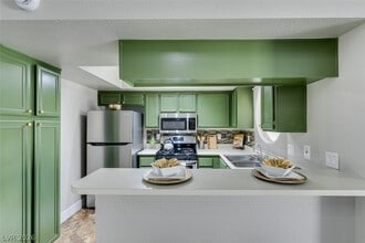 930 N Sloan Ln in Las Vegas, NV - Building Photo - Building Photo