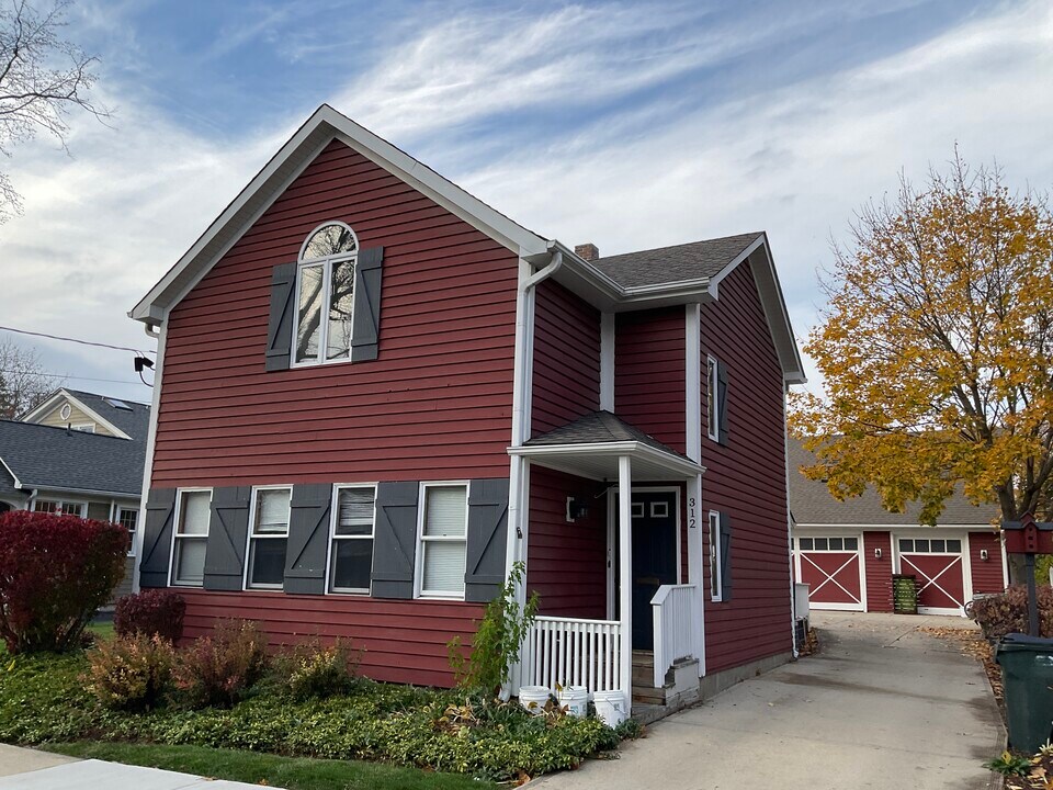 312 W Station St in Barrington, IL - Building Photo