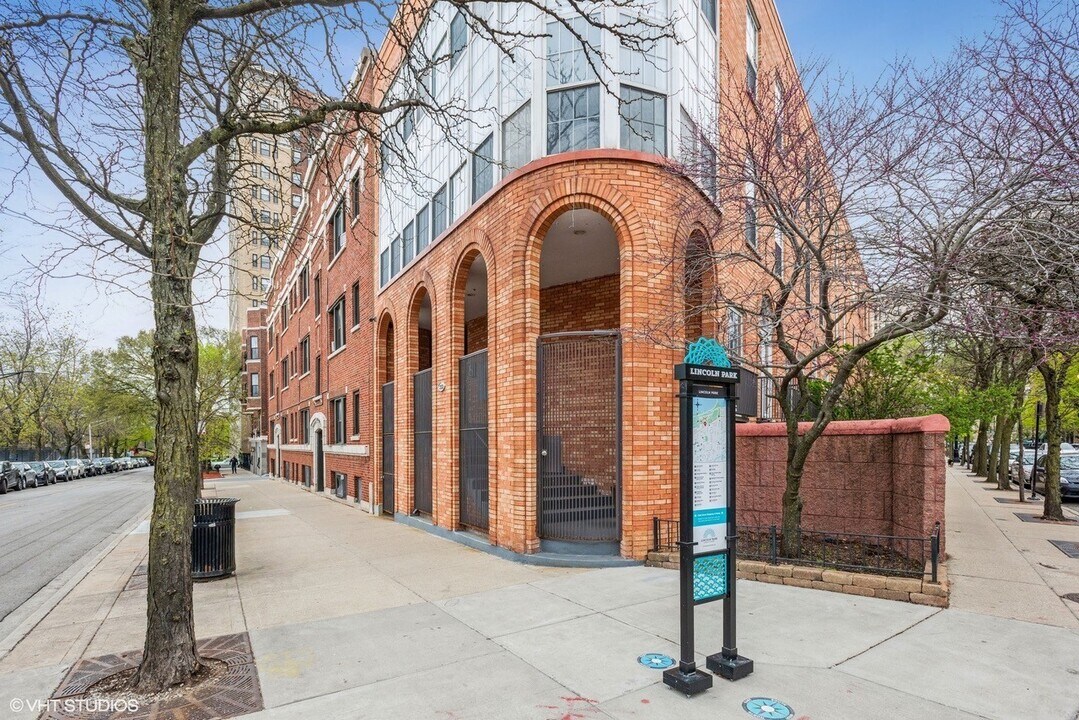 339 W Webster Ave in Chicago, IL - Building Photo
