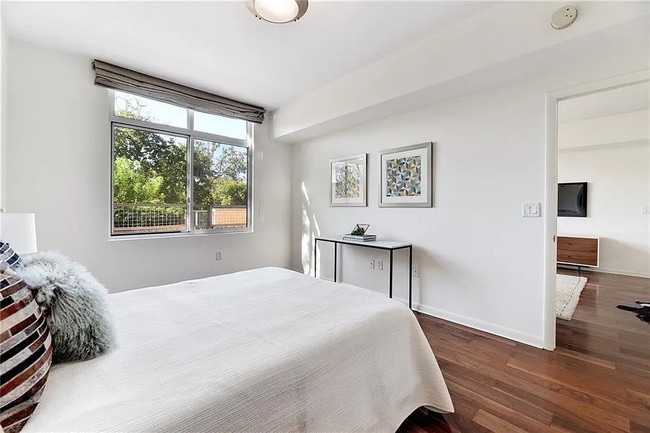 54 Rainey St, Unit 312 in Austin, TX - Foto de edificio - Building Photo