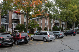 Elm Crest Estates in Methuen, MA - Foto de edificio - Building Photo