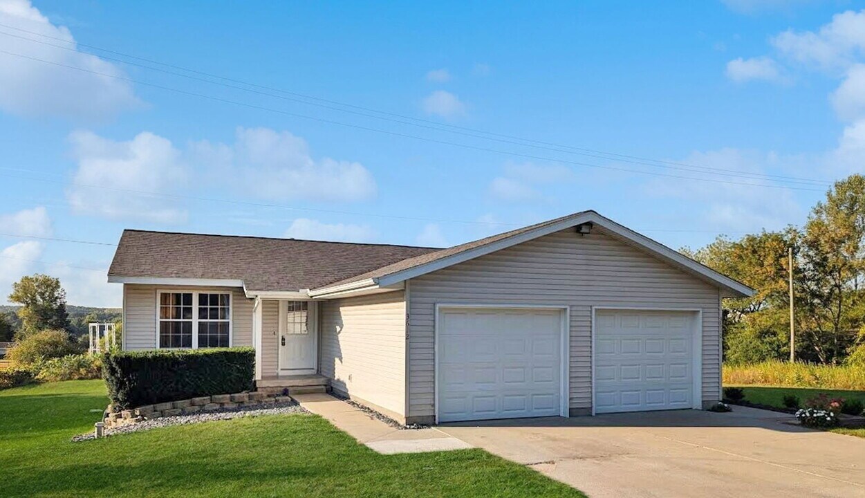 3612 13 Mile Rd NE in Rockford, MI - Building Photo