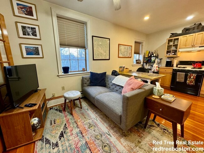 24 Grovenor Rd, Unit 3 in Boston, MA - Foto de edificio - Building Photo