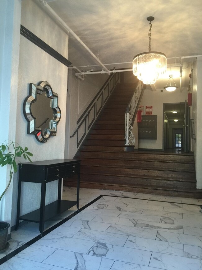 St. Andrews Manor Apartments...Charming Apartments...1920's Classic Brick..Newly Remodeled Building! in Los Angeles, CA - Foto de edificio - Building Photo
