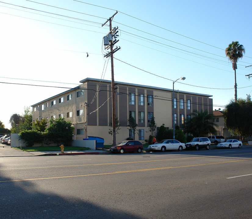 6660 Woodman Ave in Van Nuys, CA - Building Photo