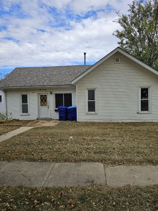 619 1st St NE in Oelwein, IA - Building Photo